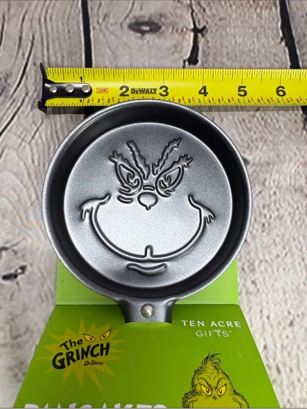 The Grinch Holiday round pancake pan with pancake mix and .03 oz & coloring new